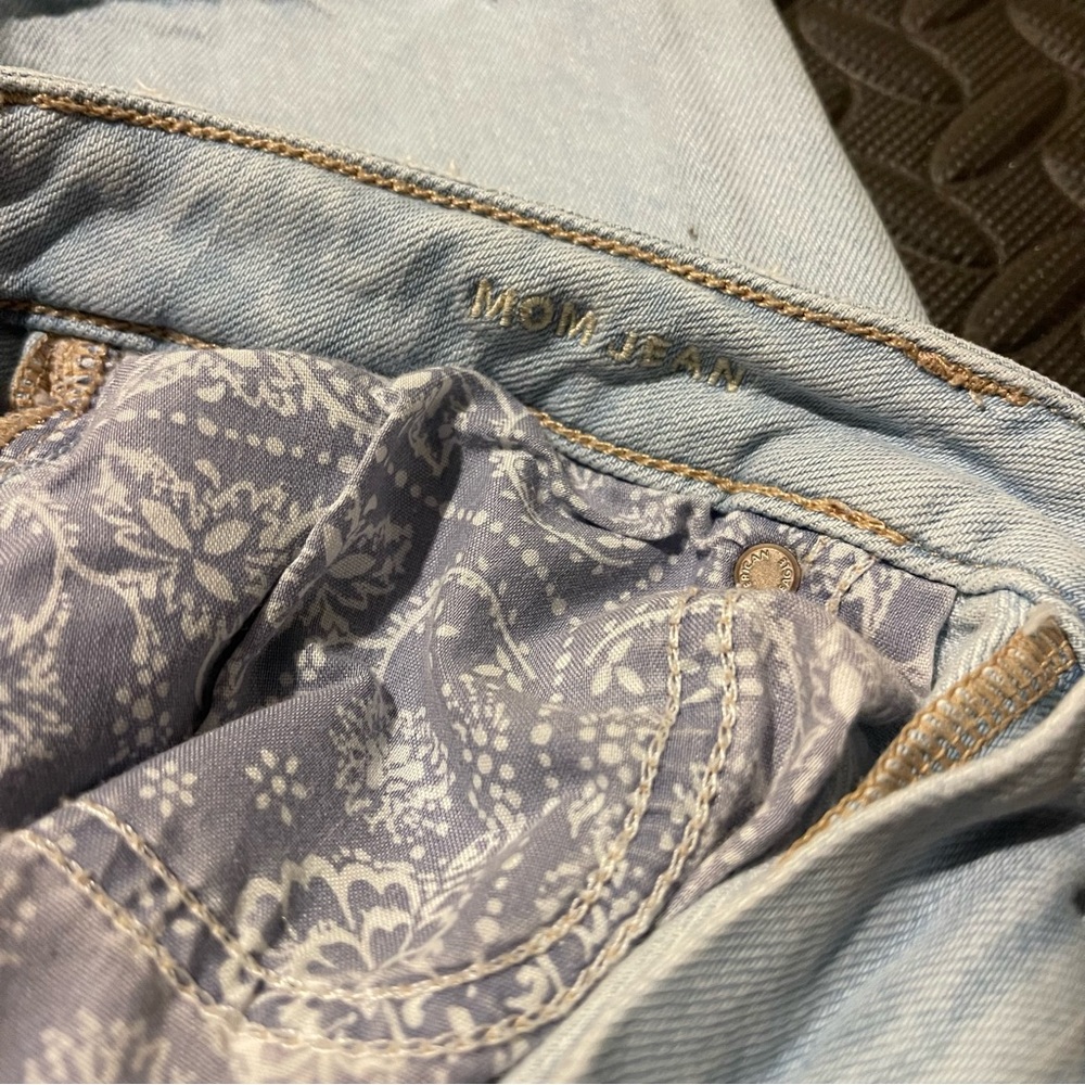 American Eagle Outfitters Light Wash Ripped Mom Jeans size 8 - Picture 4 of 6